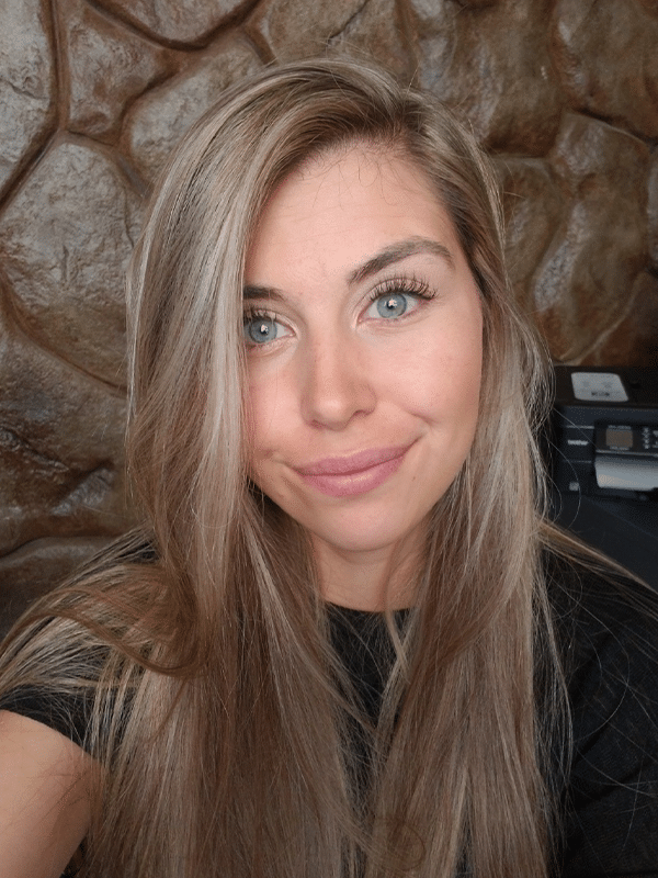 a close up of a woman